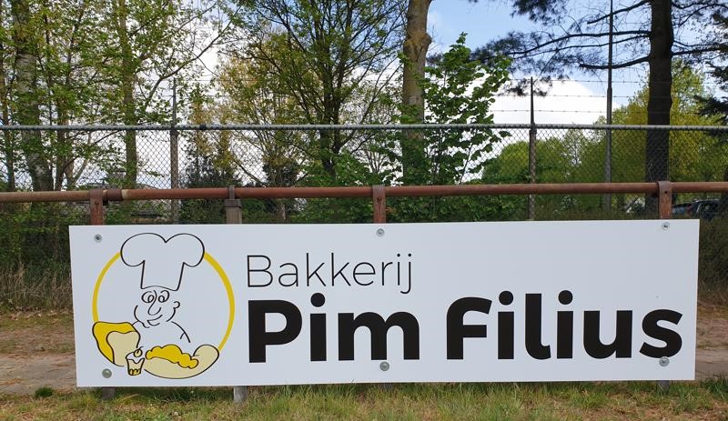 Nieuw bord voor trouwe sponsor Pim Filius