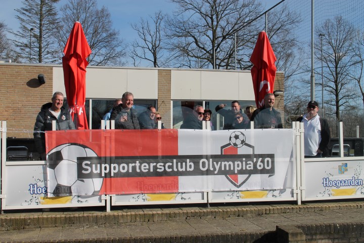 Supportersclub geeft voorbeeld spandoekenwedstrijd