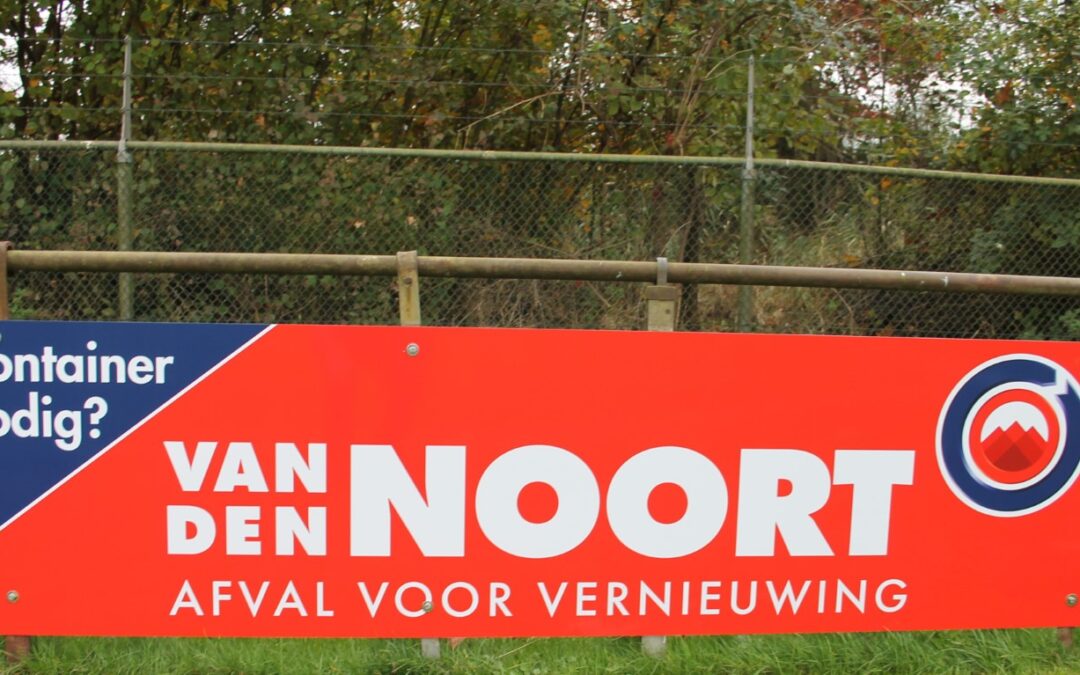 Nieuw reclamebord Van den Noort